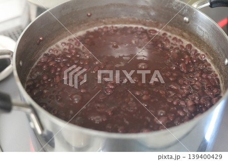 あずきを茹でる様子 あずきを茹でる様子 139400429