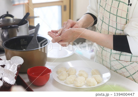 おはぎを手作りする女性 139400447