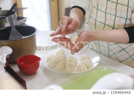 おはぎを手作りする女性 おはぎを手作りする女性 139400448