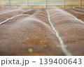 潅水チューブで畑に水をまく様子 139400643