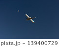 昼の月と飛行機のコラボ 139400729