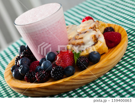 Cinnamon swirls with milk smoothie and berries 139400863