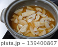 土鍋で筍ごはんを炊く様子 139400867