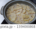 土鍋で筍ごはんを炊く様子 139400868