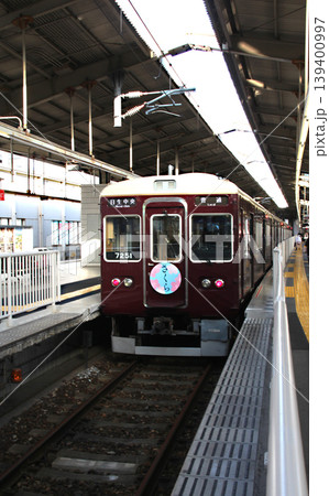 能勢電鉄川西能勢口駅に停車する日生中央行き普通電車 139400997