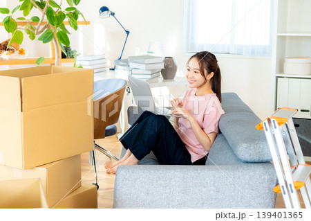 荷造りする若い女性 139401365