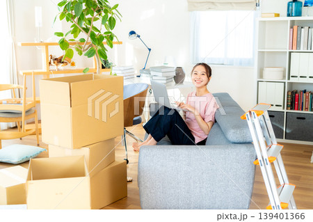 荷造りする若い女性 139401366