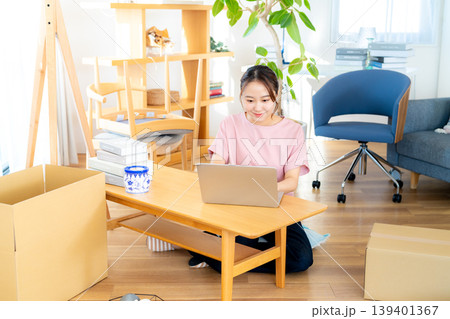 荷造りする若い女性 139401367