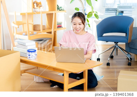 荷造りする若い女性 139401368