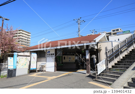 阪和線　百舌鳥駅の駅舎と歩道橋 139401432