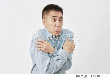 高齢者男性 寒気 白背景 高齢者男性 寒気 白背景 139401508