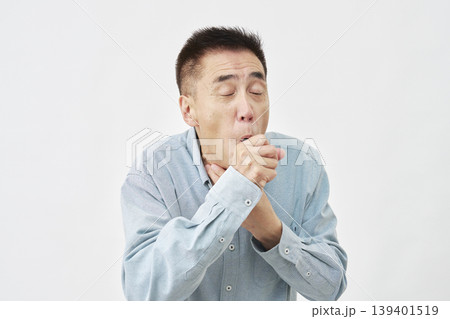 白背景で咳き込むシニア男性 139401519