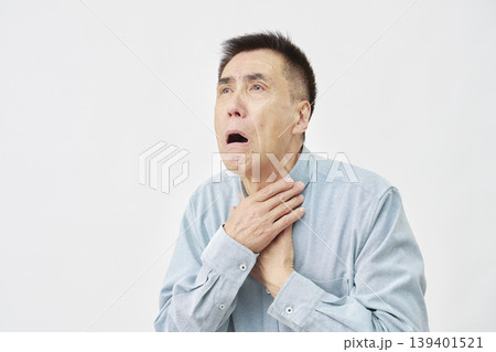 白背景で喉が詰まる男性 139401521