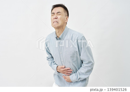 白背景で腹痛の男性 139401526
