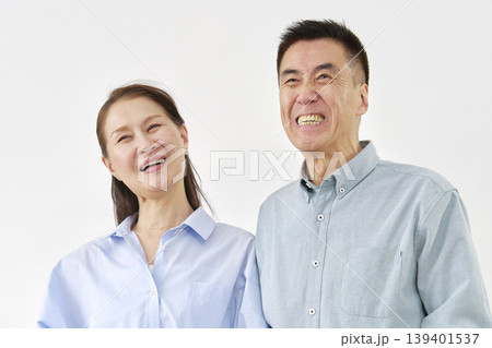 笑顔で寄り添うシニア夫婦 139401537