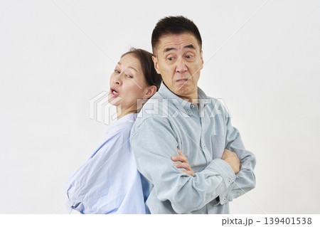 白背景で喧嘩するシニア夫婦 139401538