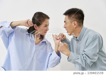 白背景で夫婦喧嘩するシニア夫婦 139401539