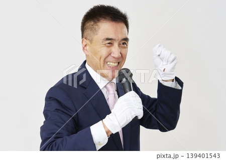 白背景で演説する男性候補者 白背景で演説する男性候補者 139401543