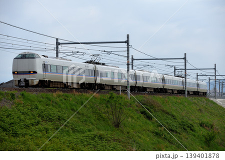 東海道線を走る681系特急しらさぎ3号 東海道線を走る681系特急しらさぎ3号 139401878