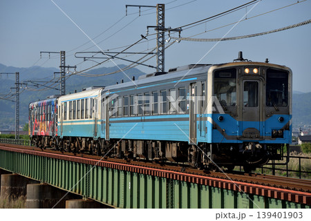 予讃線を走るキハ54・32型普通列車3両 139401903