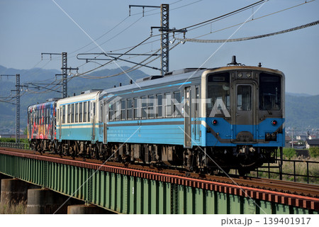 予讃線を走るキハ54・32型回送列車3両 予讃線を走るキハ54・32型回送列車3両 139401917