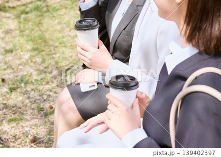 公園のベンチでテイクアウトコーヒーを持ちながら休憩する女性ビジネスパーソン・OLのランチタイム 公園のベンチでテイクアウトコーヒーを持ちながら休憩する女性ビジネスパーソン・OLのランチタイム 139402397