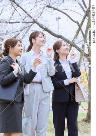 桜並木の下を歩く新入社員の若い女性3人・春のフレッシャーズイメージ・リクルートスーツ姿のビジネスウー 桜並木の下を歩く新入社員の若い女性3人・春のフレッシャーズイメージ・リクルートスーツ姿のビジネスウー 139402407