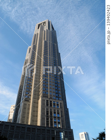青空をバックにした東京都庁のビル 青空をバックにした東京都庁のビル 139402423