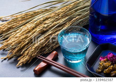 日本酒と稲穂と漬物と箸の和風イメージ 139402587
