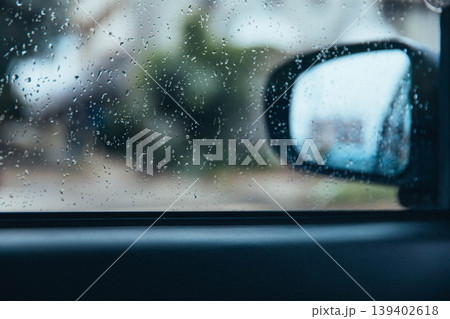 車の窓から見る雨の日の風景 車の窓から見る雨の日の風景 139402618