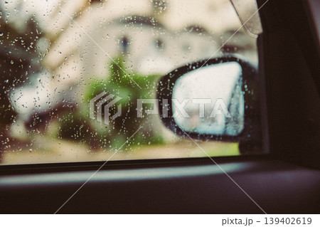 車の窓から見る雨の日の風景 139402619