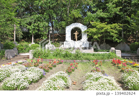 花博記念公園 鶴見緑地　オーストリア共和国庭園　ヨハン・シュトラウス像 139402624
