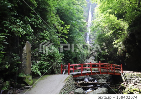 洒水の滝(神奈川県足柄上郡山北町)・記念碑とともに 洒水の滝(神奈川県足柄上郡山北町)・記念碑とともに 139402674