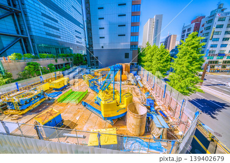 日本の東京都市景観　ゆりかもめの新橋駅前。大型重機…画面中央奥は東新橋一丁目日比谷神社前・交差点方向 139402679