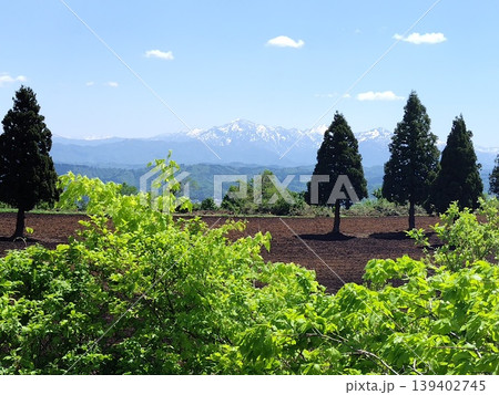 新緑の小千谷山本山高原・残雪の越後三山風景 新緑の小千谷山本山高原・残雪の越後三山風景 139402745