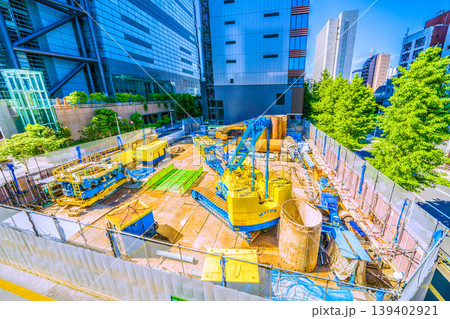 日本の東京都市景観 ゆりかもめの新橋駅前。大型重機…画面中央奥は東新橋一丁目日比谷神社前・交差点方向 日本の東京都市景観 ゆりかもめの新橋駅前。大型重機…画面中央奥は東新橋一丁目日比谷神社前・交差点方向 139402921