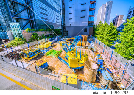 日本の東京都市景観 ゆりかもめの新橋駅前。大型重機…画面中央奥は東新橋一丁目日比谷神社前・交差点方向 日本の東京都市景観 ゆりかもめの新橋駅前。大型重機…画面中央奥は東新橋一丁目日比谷神社前・交差点方向 139402922