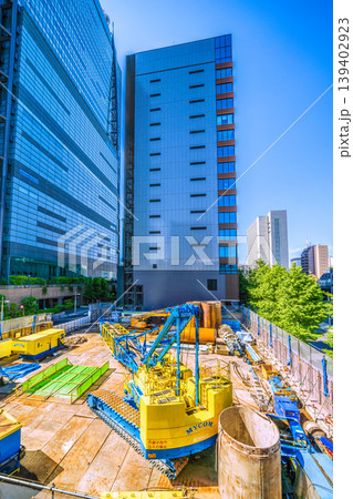 日本の東京都市景観 ゆりかもめの新橋駅前。大型重機…画面中央奥は東新橋一丁目日比谷神社前・交差点方向 日本の東京都市景観 ゆりかもめの新橋駅前。大型重機…画面中央奥は東新橋一丁目日比谷神社前・交差点方向 139402923