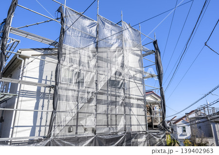 足場と養生ネットが設置された住宅改修現場 足場と養生ネットが設置された住宅改修現場 139402963