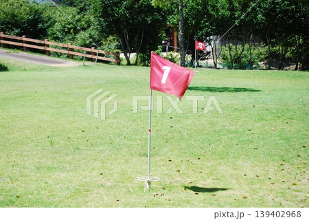 芝生に立つ赤い一番の番号旗 芝生に立つ赤い一番の番号旗 139402968