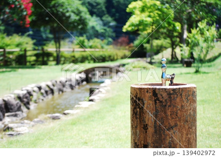 庭園に置かれた水飲み場 139402972