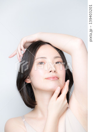 透明感ある女性の美容ポートレート美肌とスキンケアビューティー 手と指先、フェイスライン 透明感ある女性の美容ポートレート美肌とスキンケアビューティー 手と指先、フェイスライン 139403201