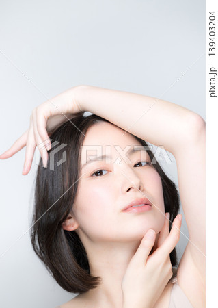 透明感ある女性の美容ポートレート美肌とスキンケアビューティー 手と指先、フェイスライン 透明感ある女性の美容ポートレート美肌とスキンケアビューティー 手と指先、フェイスライン 139403204
