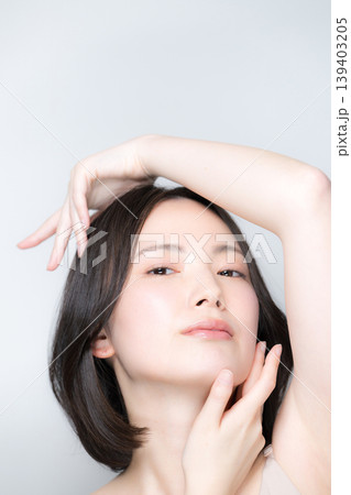 透明感ある女性の美容ポートレート美肌とスキンケアビューティー 手と指先、フェイスライン 透明感ある女性の美容ポートレート美肌とスキンケアビューティー 手と指先、フェイスライン 139403205