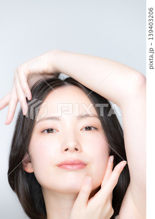 透明感ある女性の美容ポートレート美肌とスキンケアビューティー　手と指先、フェイスライン 139403206
