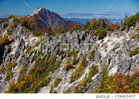 南アルプス・鳳凰三山・赤抜沢ノ頭から見る甲斐駒ヶ岳と槍・穂高連峰 139403437