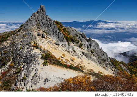 南アルプス・鳳凰三山・赤抜沢ノ頭から見る地蔵岳オベリスクと奥秩父連山 南アルプス・鳳凰三山・赤抜沢ノ頭から見る地蔵岳オベリスクと奥秩父連山 139403438