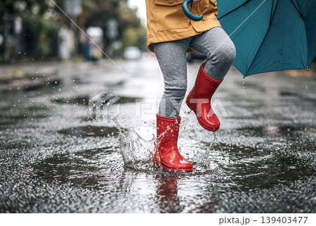 雨の日に水たまりへ飛び込む子供の足元 139403477