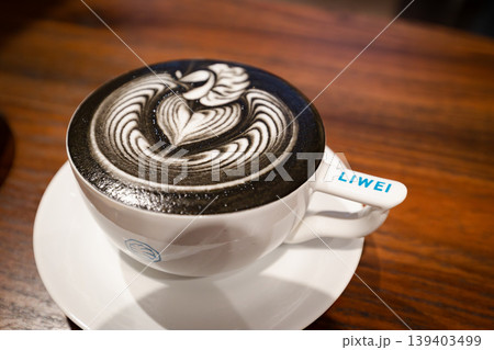 カフェの黒いラテアートコーヒー 斜めから見たチャコールラテ カフェの黒いラテアートコーヒー 斜めから見たチャコールラテ 139403499