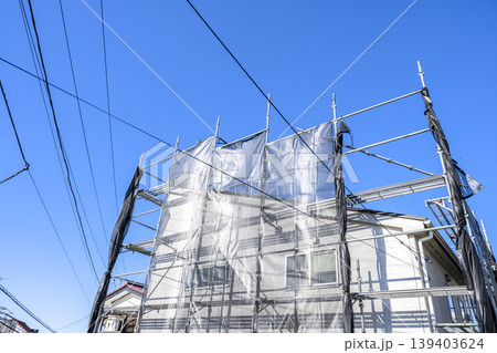 足場と養生ネットが設置された住宅改修現場 139403624